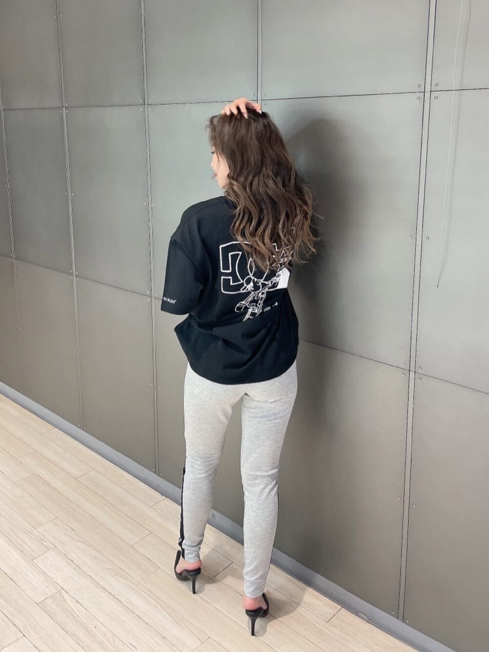 ブラック系のパンプス、グレー系のその他パンツ、ブラック系のTシャツ/カットソーを着用したレディースの春コーディネートの1枚目の写真