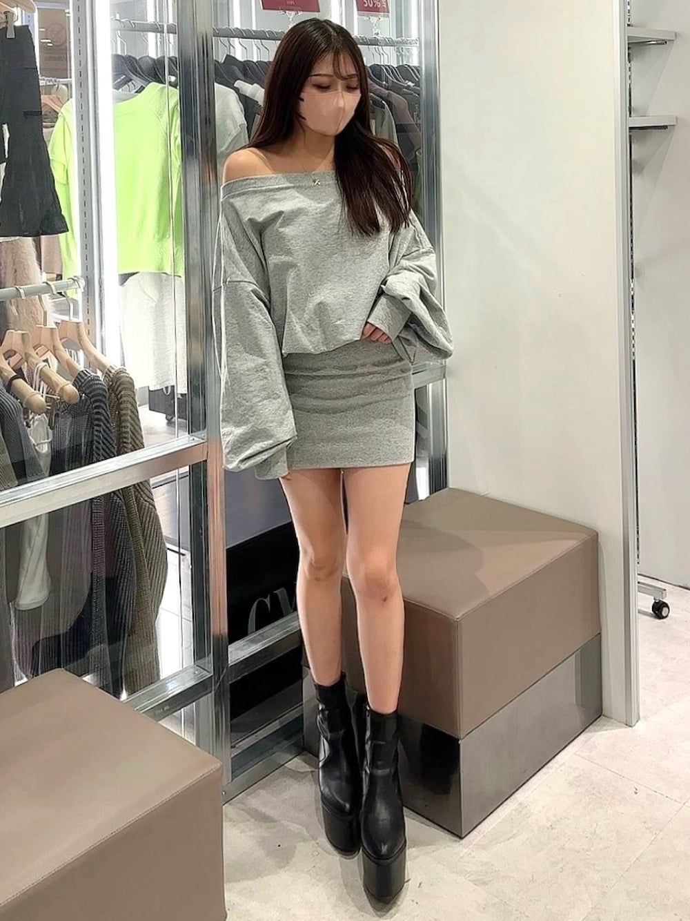 「GYDAのGYGYドッキングオフショルスウェットワンピース（ワンピース、グレー系）」を使った、yuukaさん（レディース・150cm）の秋コーディネートの1枚目の写真