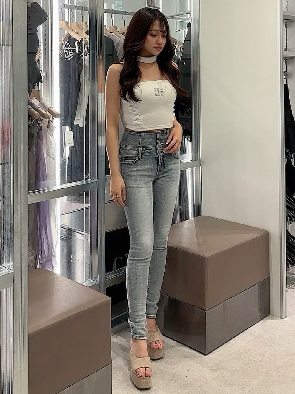 ホワイト系のサンダル、ホワイト系のチューブトップ、ブルー系のデニムパンツを着用したレディースの夏コーディネートの1枚目の写真