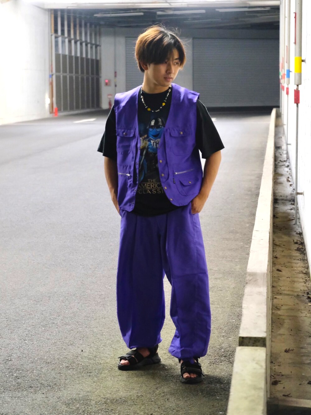 ブラック系のTシャツ/カットソー、ブラック系のサンダルを着用したメンズの夏コーディネートの1枚目の写真