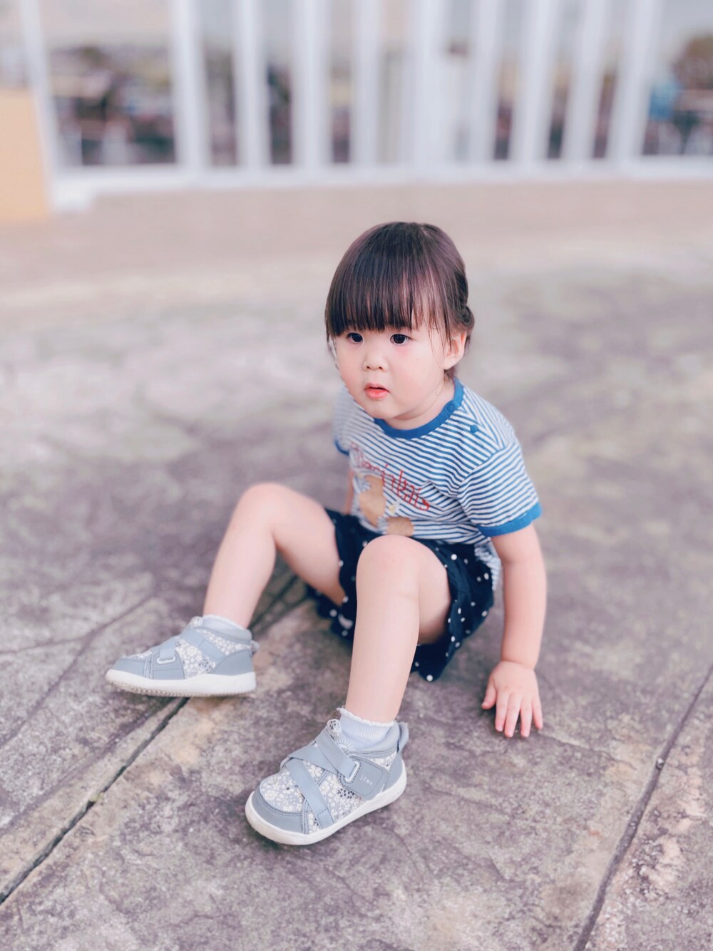 「パンツスタイル、今日のコーデ、スニーカー、夏コーデ」｜「petit mainの【オーガビッツ】リンガーロゴTシャツ（Tシャツ/カットソー、ブルー系）」を使った、AMUさん（レディース・90cm）の夏コーディネートの1枚目の写真