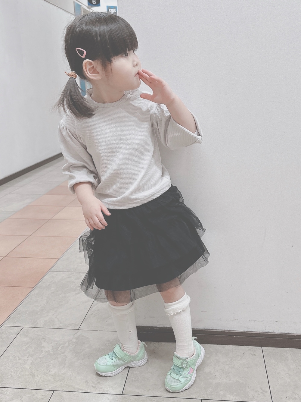 「冬、秋冬コーデ、発表会、発表会コーデ、パニエ、キッズコーデ、おんなのこ、4歳、おしゃれさんと繋がりたい、アプレレクール」｜「apres les coursのチュールティアード&ハート柄インパンツ付きスカート（スカート、ホワイト系）」を使った、AMUさん（レディース・90cm）の冬コーディネートの1枚目の写真