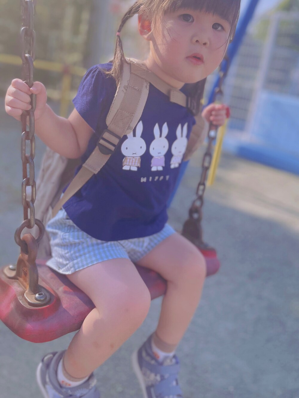 「お洒落さんとつながりたい、保育園コーデ、夏だ！Tシャツ着よう！、カジュアル、スニーカーコーデ、ミッフィー、スヌーピー、みつあみ」｜「petit mainの【ミッフィー】 お洋服Tシャツ（Tシャツ/カットソー、ブルー系）」を使った、AMUさん（レディース・90cm）の夏コーディネートの1枚目の写真
