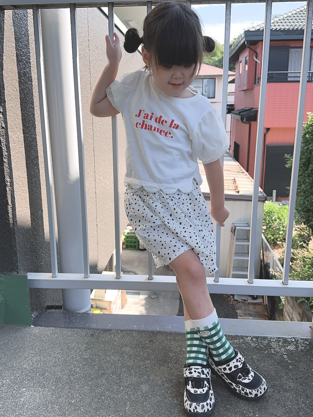 「プチプラ、チュール、パンツスタイル、初夏コーデ、春夏コーデ、ギンガムチェック、こどもコーデ、4歳、4歳女の子、おんなのこ」｜「apres les coursのアイテム（Tシャツ/カットソー、ホワイト系）」を使った、AMUさん（レディース・90cm）の夏コーディネートの1枚目の写真