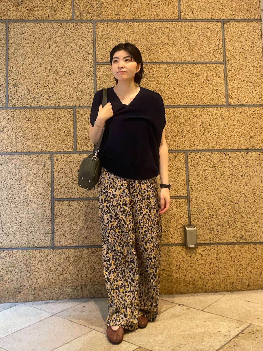 グリーン系のショルダーバッグ、ブラウン系のバレエシューズ、ベージュ系のその他パンツを着用したレディースの夏コーディネートの1枚目の写真