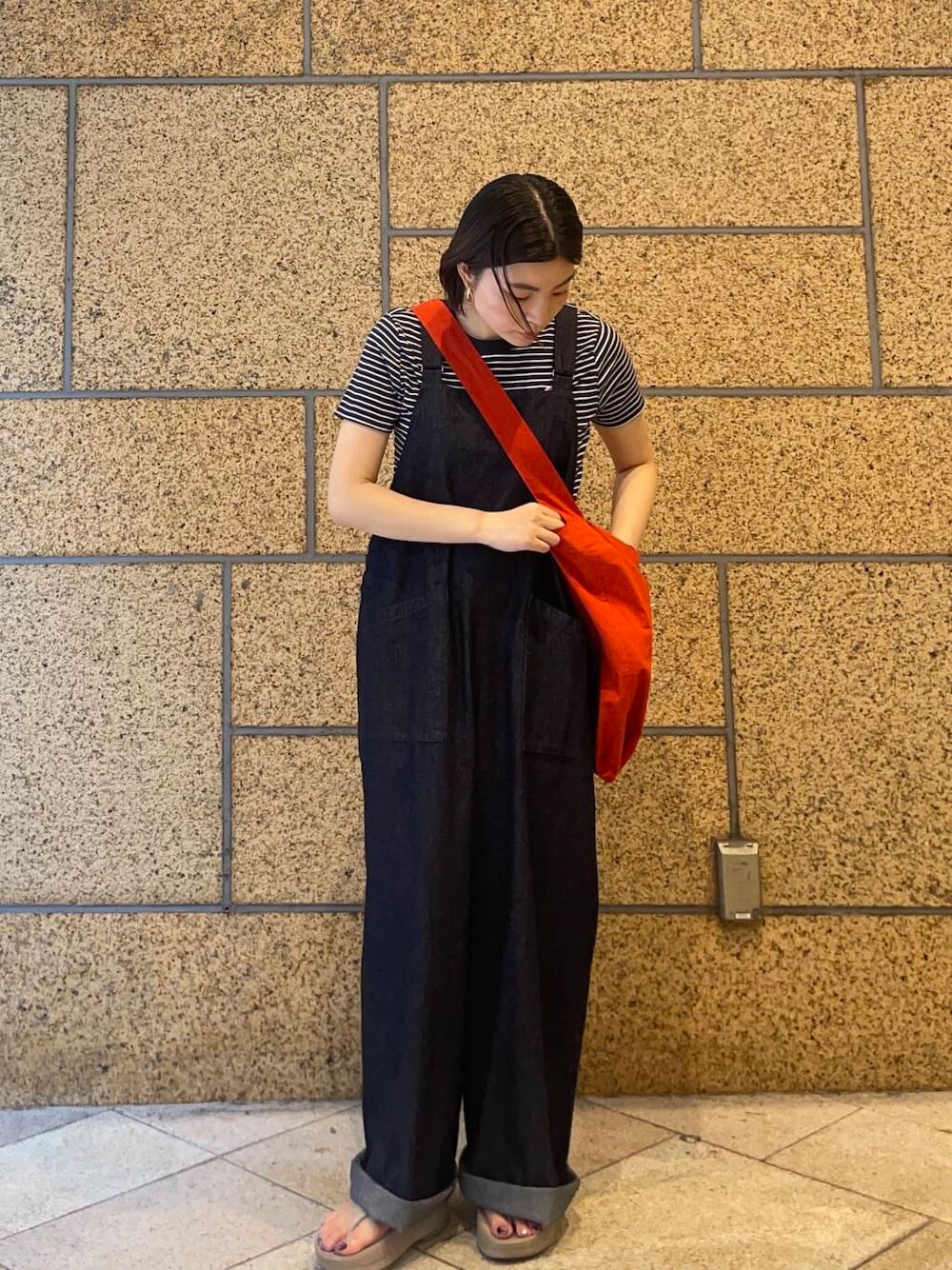「かぐれ、doors、デニムサロペット、ウーフォス、なんばパークス」｜「PETIT BATEAUの『別注』PETIT BATEAU×DOORS　embroideryt-shirts（Tシャツ/カットソー、ホワイト系）」を使った、yuuuuuummmmmmmeさん（レディース・154cm）の夏コーディネートの1枚目の写真