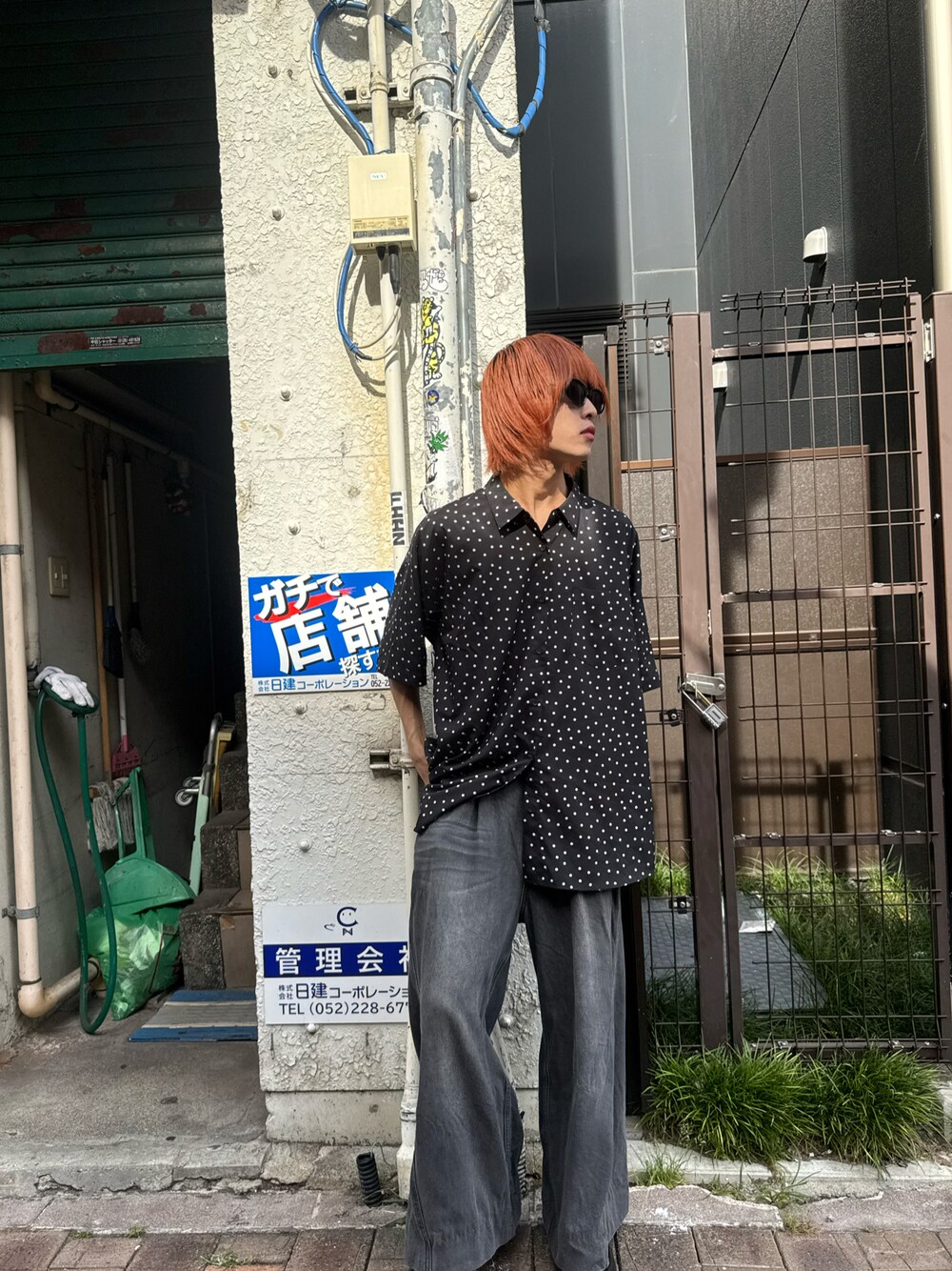 ブラック系のデニムパンツ、ブラック系のシャツ/ブラウスを着用したメンズの夏コーディネートの1枚目の写真