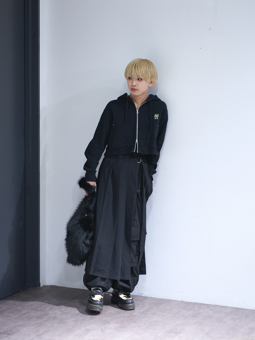 「レイヤードスタイル、秋コーデ、モード、モードストリート、秋冬コーデ、休日スタイル、今日のコーデ、大人コーデ、ootd、ブラック、GU、ユニクロ、ユニセックス、モノトーン、ワントーンコーデ」｜「Anuiの【UNISEX/3サイズ展開】ボクシーロゴZIPパーカー2（パーカー、ブラック系）」を使った、Yukiさん（メンズ・171cm）の秋コーディネートの1枚目の写真
