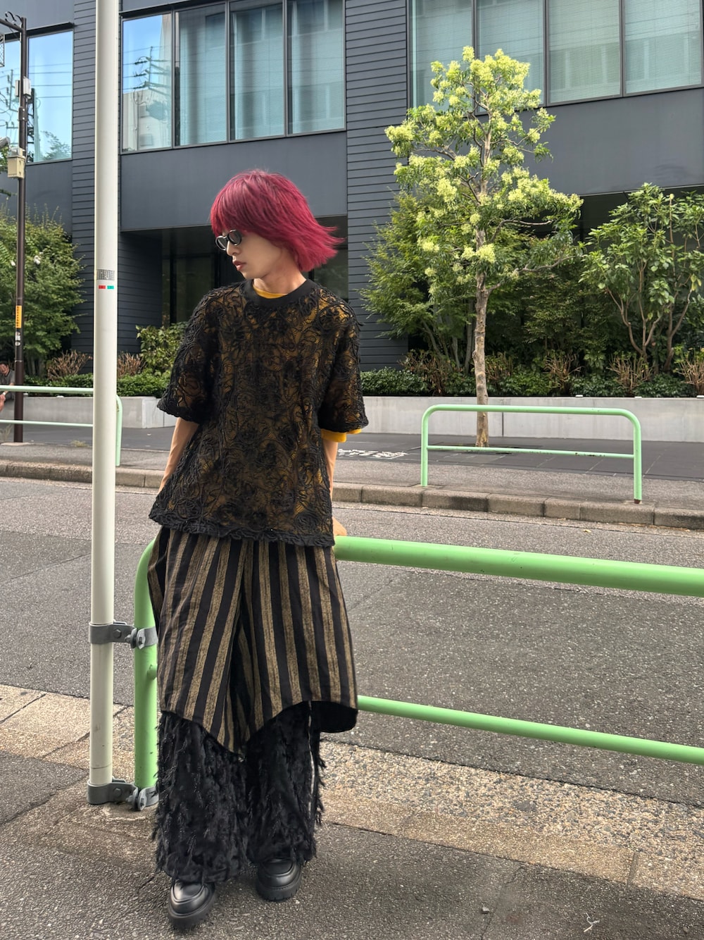 イエロー系のTシャツ/カットソー、ブラック系のTシャツ/カットソー、ブラック系のその他パンツを着用したメンズの夏コーディネートの1枚目の写真