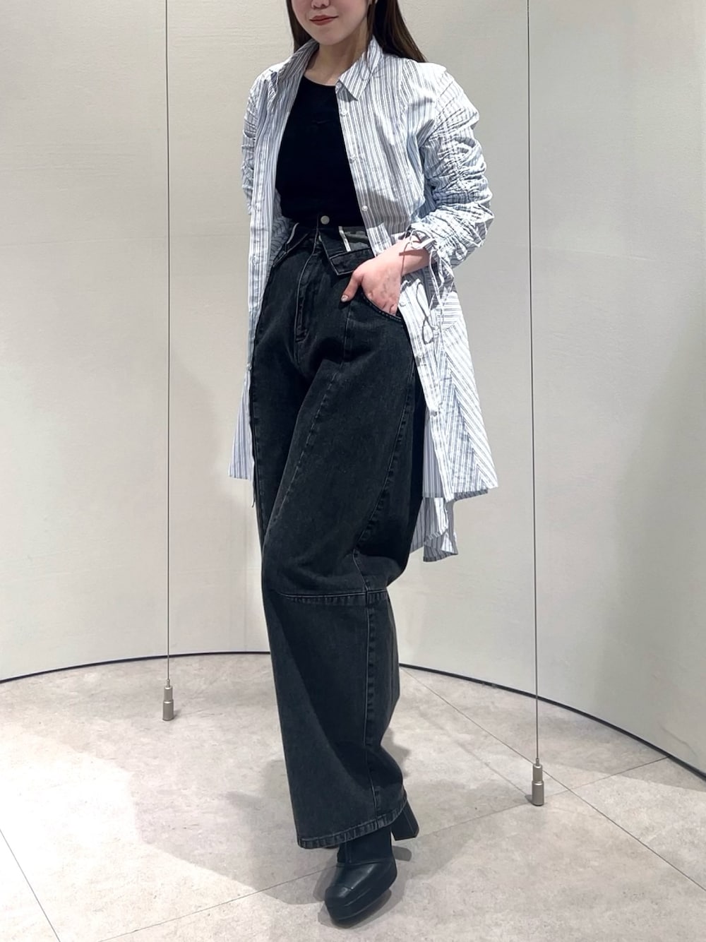 ブラック系のTシャツ/カットソー、ブラック系のデニムパンツ、その他のワンピースを着用したレディースの春コーディネートの1枚目の写真