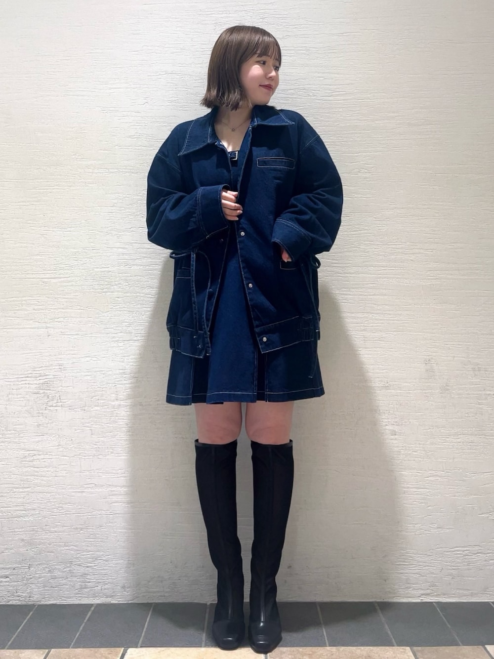 「dazzlin、ダズリン、dazzlinコーデ、SET UP、セットアップ、セットアップコーデ、デニムコーデ、デニムジャケット、デニムワンピース、秋服、秋コーデ」｜「dazzlinのカフスリボンフェイクレザージャケット（ブルゾン、ブルー系）」を使った、shionさん（レディース・152cm）の秋コーディネートの1枚目の写真