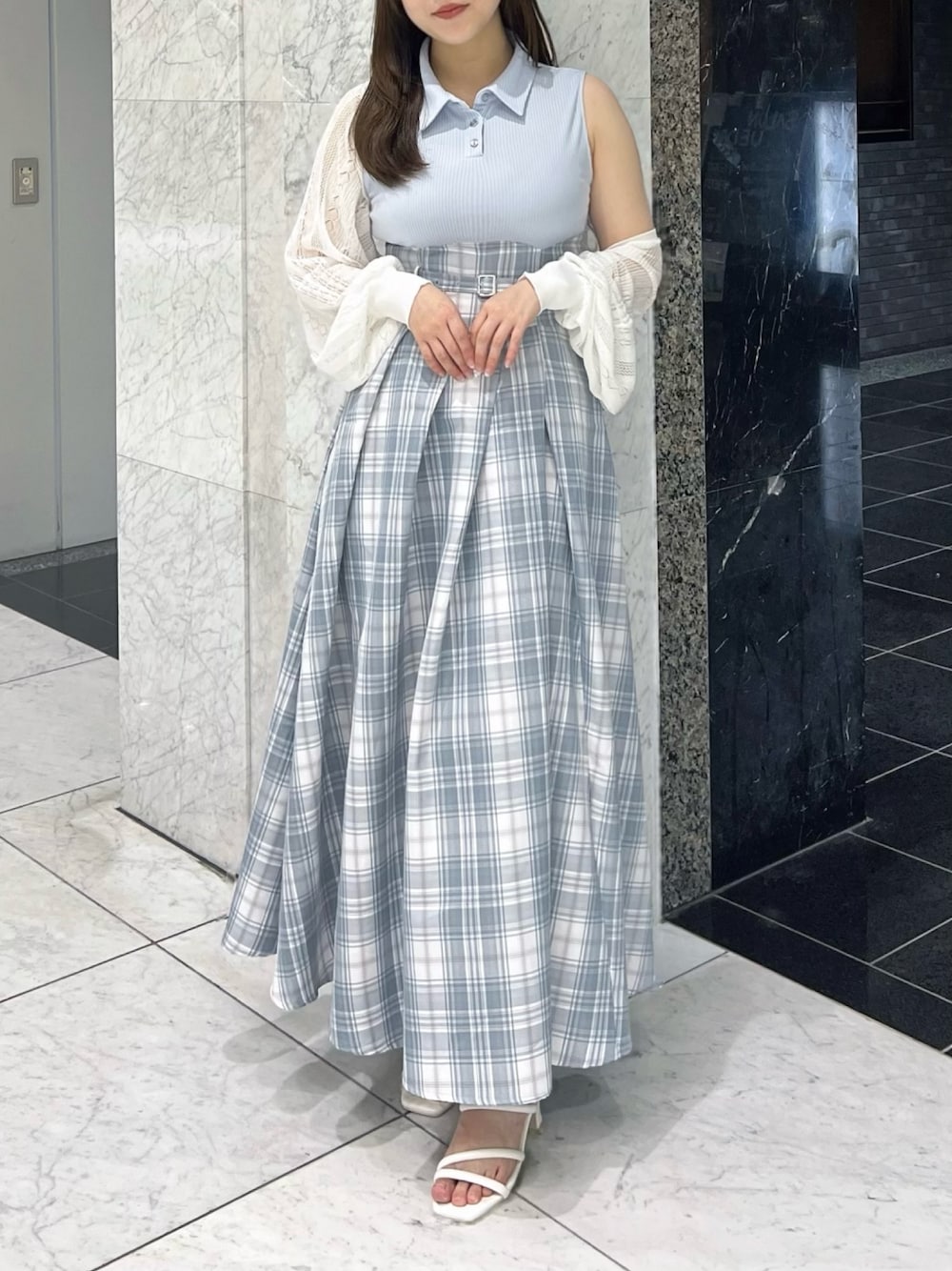 ブルー系のワンピース、その他のカーディガン/ボレロ、ホワイト系のサンダルを着用したレディースの夏コーディネートの1枚目の写真