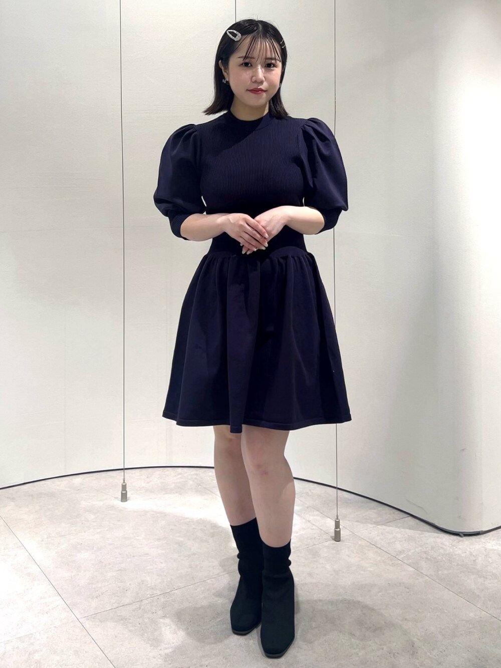 パープル系のワンピース、その他のブーツを着用したレディースの秋コーディネートの1枚目の写真