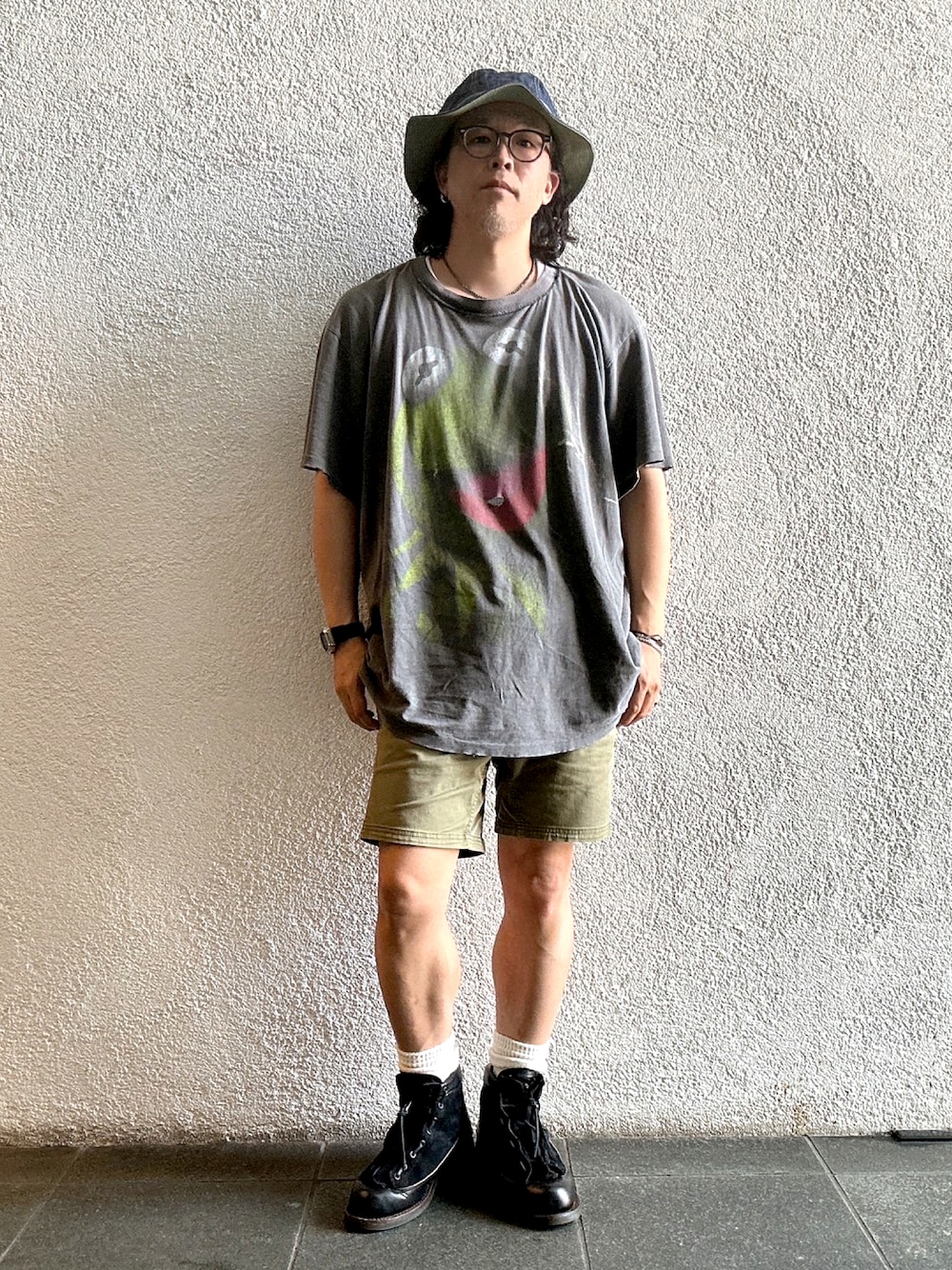 「アメカジ、黒Tシャツ、古着、短パン、デニム、ハット、ミリタリー、ブーツ、Danner、夏ファッション、ビンテージ、やっぱり帽子が好き、バケットハット、ハーフパンツ、バンドT」｜「Dannerのアイテム（ブーツ、ブラック系）」を使った、岩崎タイチさん（メンズ・169cm）の春コーディネートの1枚目の写真