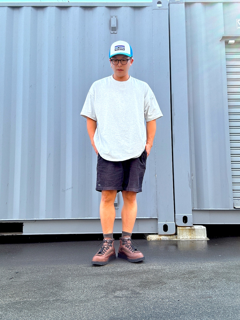 「休日スタイル、パタゴニア、patagonia、SCREENSTARS、短パン、ショートパンツ、ショーツ、ダナー、メッシュキャップ、Danner、ケーブトゥルーパー、夏だ！Tシャツ着よう！、ハーフパンツ、低身長コーデ、ミリタリー」｜「patagoniaのアイテム（キャップ、ブルー系）」を使った、岩崎タイチさん（メンズ・169cm）の夏コーディネートの1枚目の写真