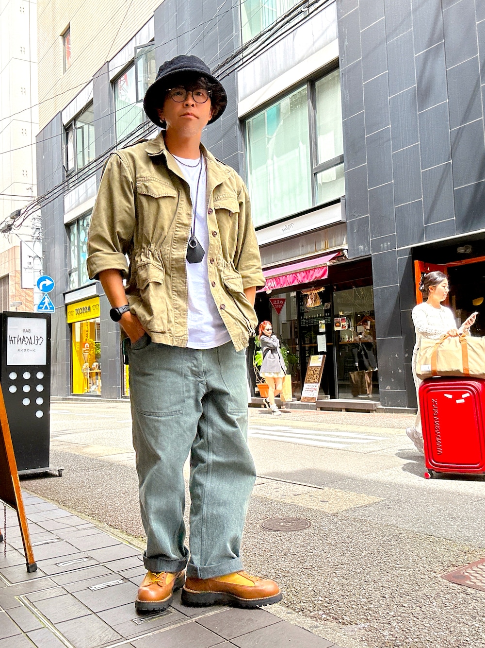 「春服コーデ、ミリタリー、WAIPER、デニムパンツ、ダナーライト、ダナー、Danner、ワイパー、ブーツ、春コーデ、休日スタイル、バケットハット、リーバイス、シンプルコーデ、低身長コーデ」｜「フランス軍M47フィールドジャケットのアイテム（ミリタリージャケット、グリーン系）」を使った、岩崎タイチさん（メンズ・169cm）の春コーディネートの1枚目の写真