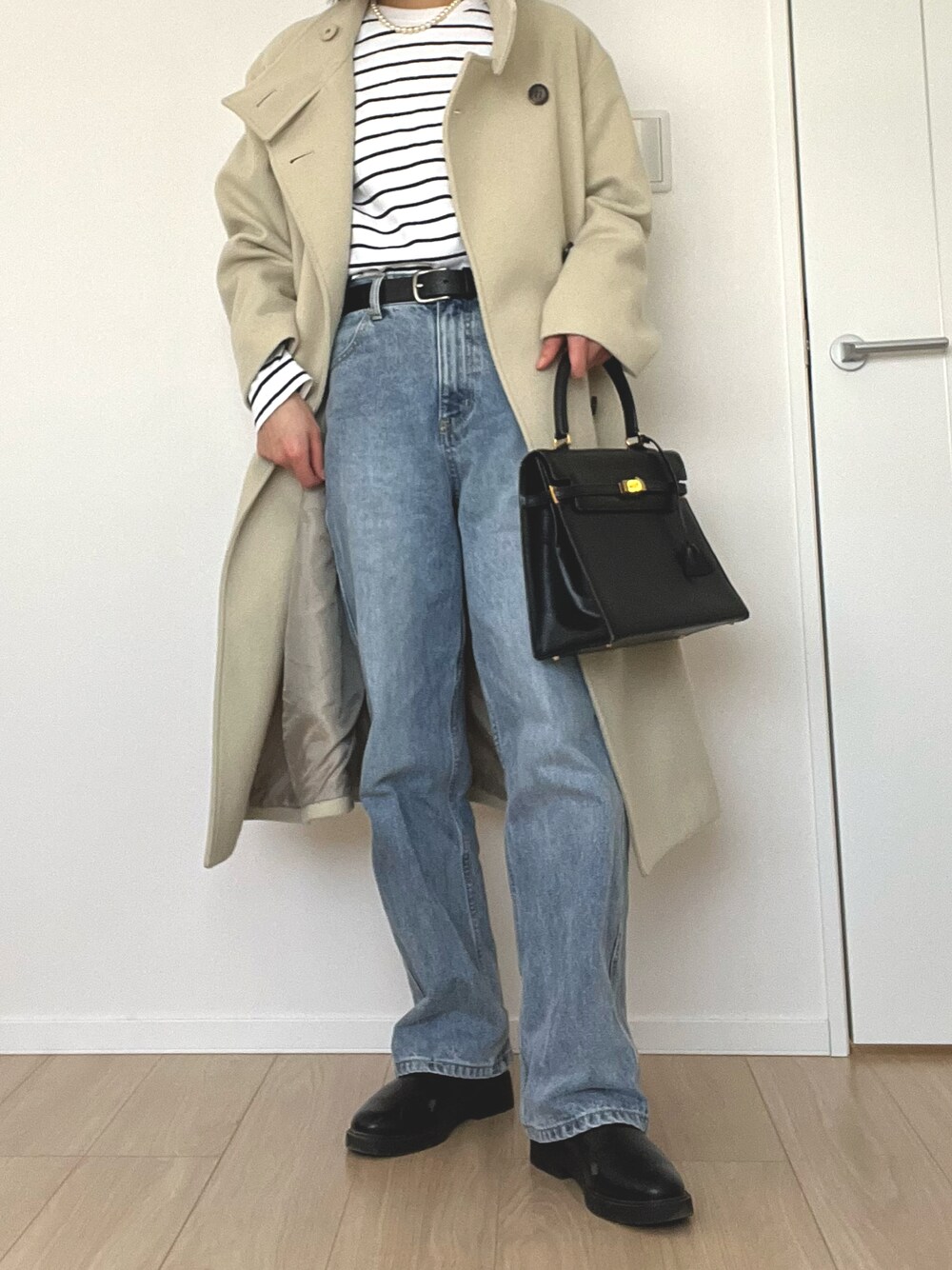 「オトナカジュアル、シンプルスタイル、冬のコーデ、パンツスタイル、デニム、UNIQLO、SHIPS、シンプルコーデ、ママファッション、ボーダー、冬アウター」｜「DISCOATの【新色追加/5サイズ展開】USコットンデニムストレートパンツ（デニムパンツ、ブルー系）」を使った、hanaさん（レディース・156cm）の冬コーディネートの1枚目の写真
