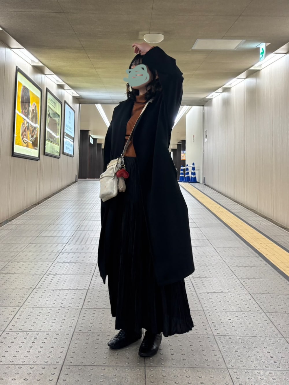 「福岡、博多、冬コーデ、デートコーデ、コート、大人かわいい、黒、スカート、おしゃれさんと繋がりたい」｜「PATRICKのアイテム（スニーカー、ブラック系）」を使った、　彩蒼さん（レディース・162cm）の冬コーディネートの1枚目の写真