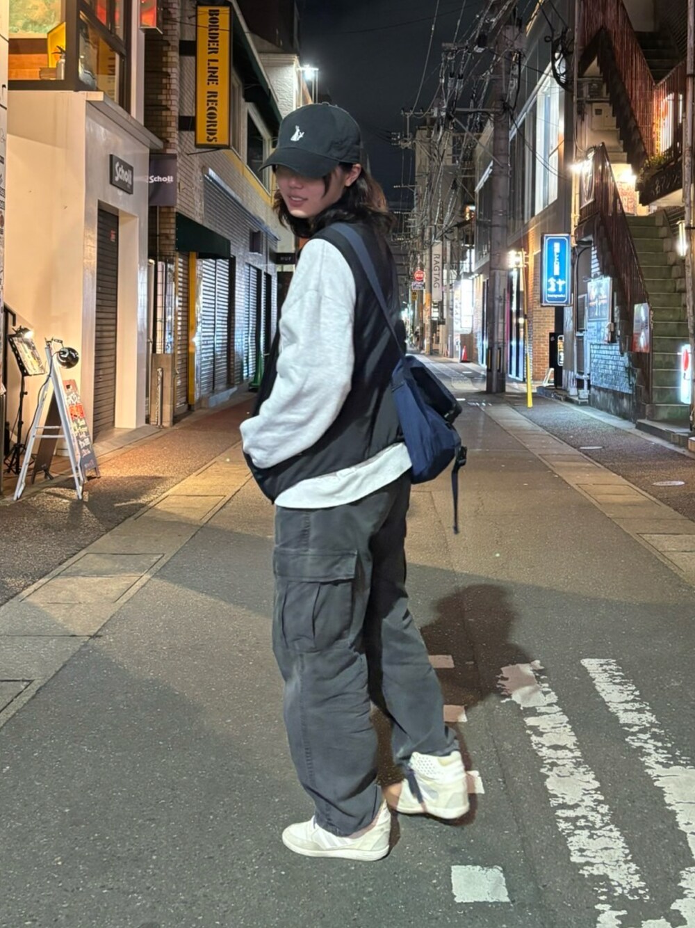 「ストリート、古着MIX、adidas、福岡、stussy、シンプルコーデ、おしゃれさんと繋がりたい、古着好きな人と繋がりたい、FR2」｜「FR2のアイテム（キャップ、ブラック系）」を使った、　彩蒼さん（レディース・162cm）の冬コーディネートの1枚目の写真