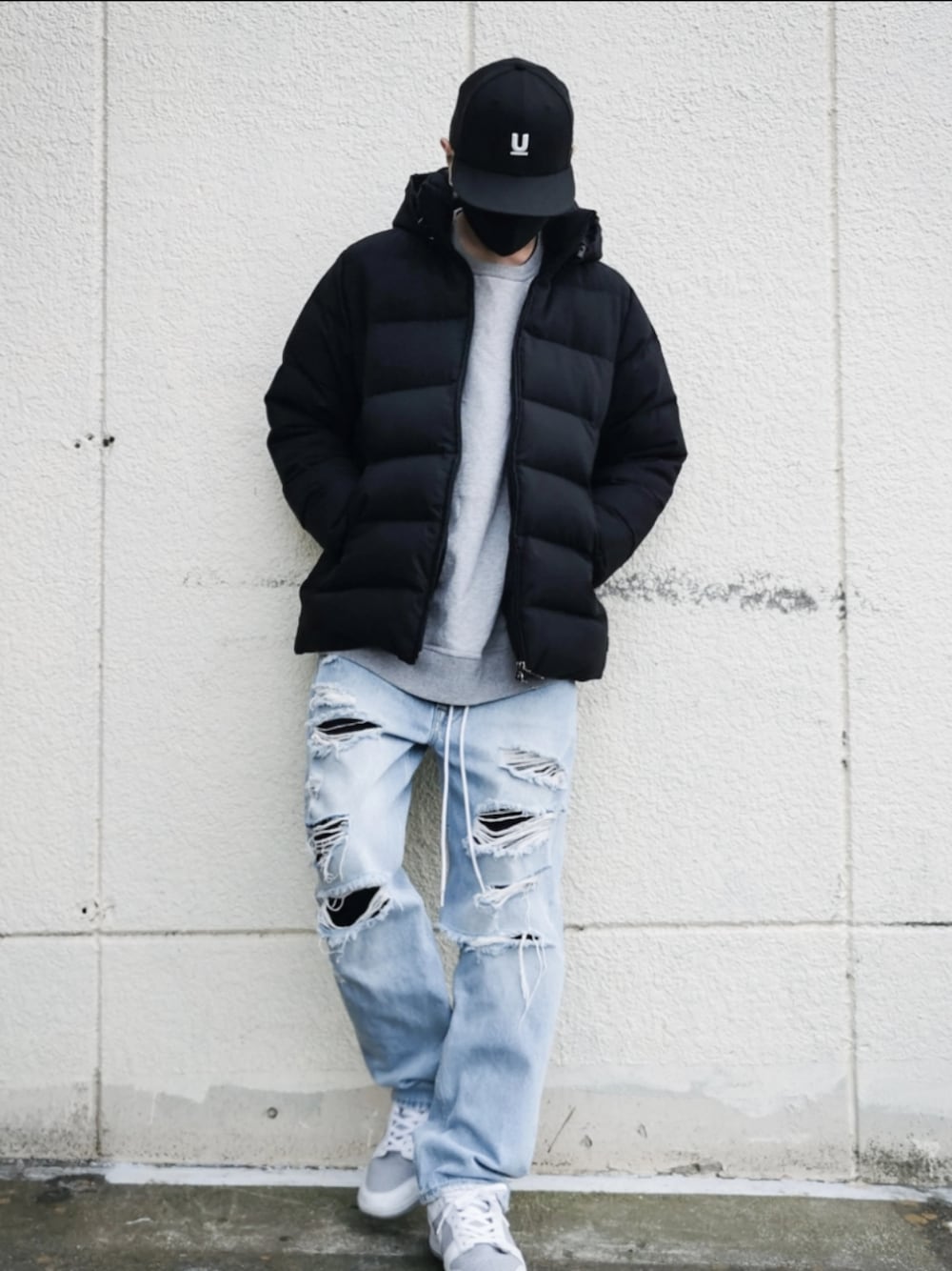 「ダウンジャケット、冬服、冬コーデ、ラフコーデ、クラッシュデニム、ダメージデニムパンツ、ダメージデニム、アメカジ、ストリート、ストリートMIX、ストリートコーデ、デニムパンツ、キャップ」｜「MONCLERのアイテム（ダウンジャケット/コート、ブラック系）」を使った、llilillさん（メンズ・178cm）の冬コーディネートの1枚目の写真