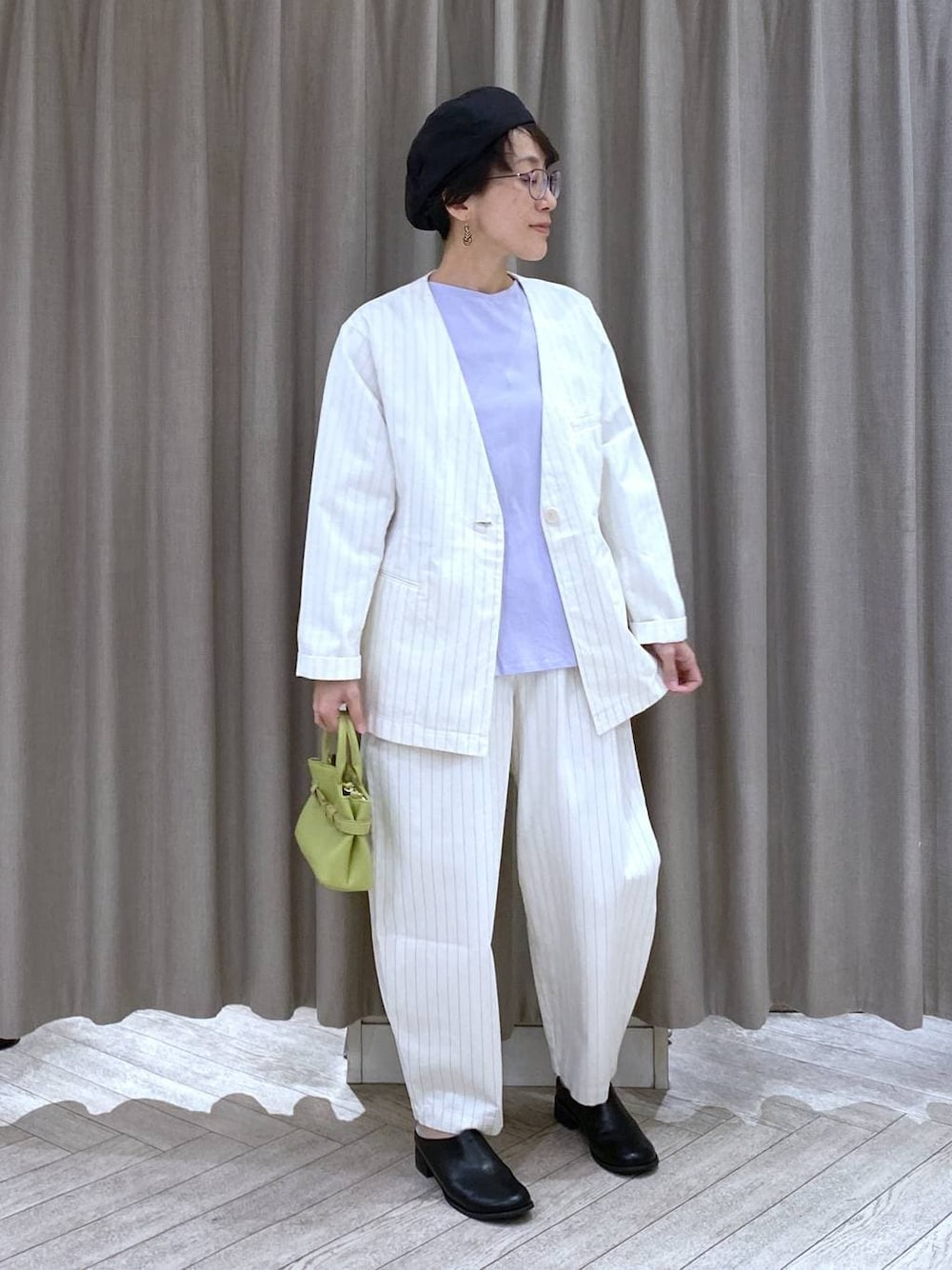 グリーン系のショルダーバッグ、その他のその他パンツ、その他のその他アウターを着用したレディースの春コーディネートの1枚目の写真