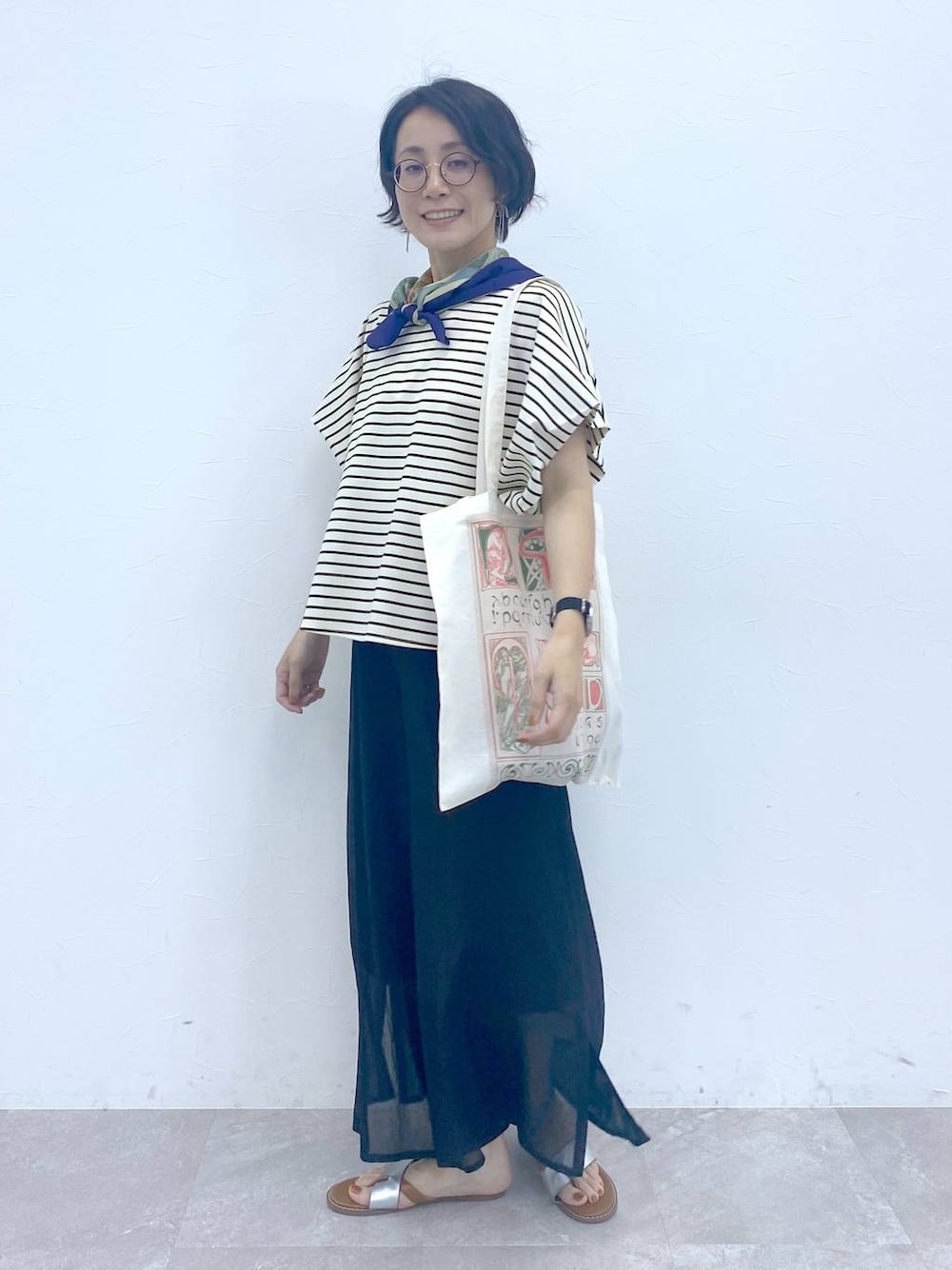 その他のTシャツ/カットソー、その他のサンダル、ブラック系のその他パンツを着用したレディースの夏コーディネートの1枚目の写真