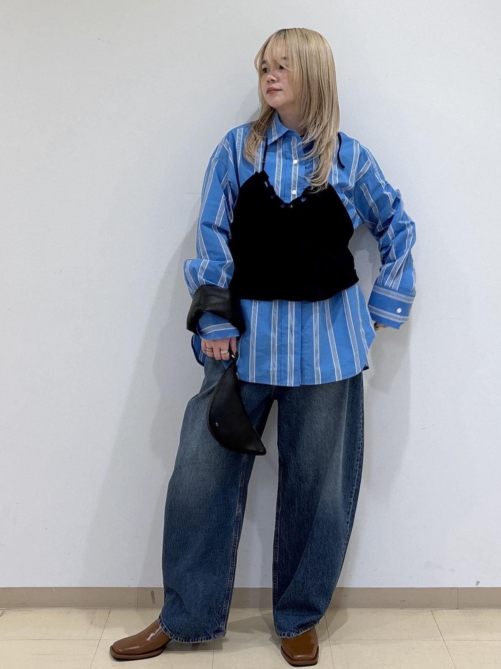 ブラウン系のサンダル、ブルー系のシャツ/ブラウス、ブラック系のTシャツ/カットソーを着用したレディースの春コーディネートの1枚目の写真