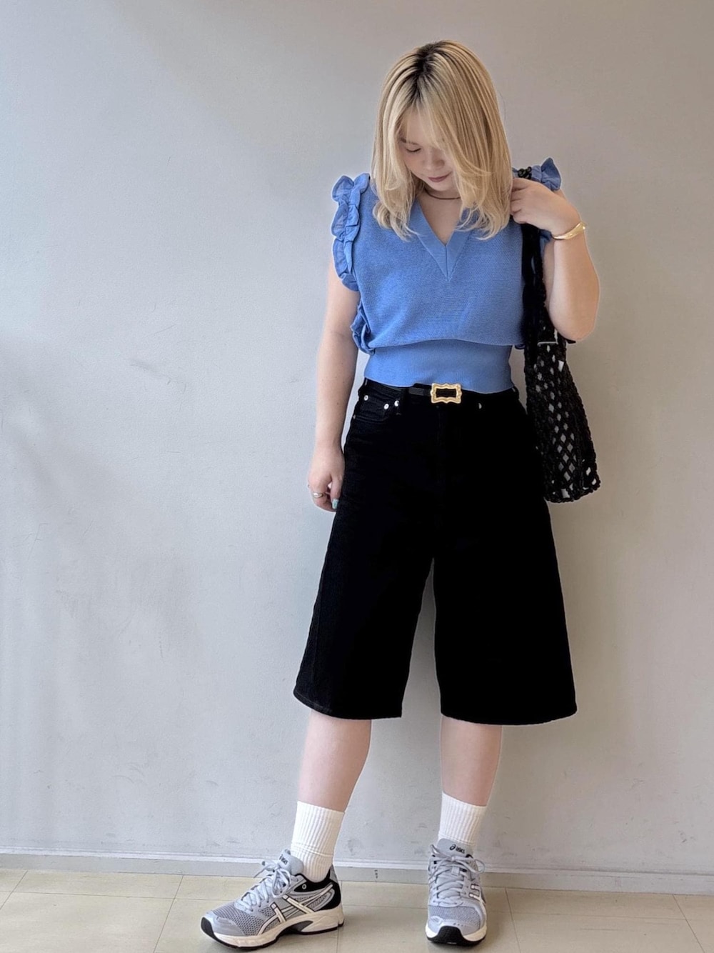 ブラック系のトートバッグ、ブラック系のデニムパンツ、グレー系のスニーカーを着用したレディースの夏コーディネートの1枚目の写真