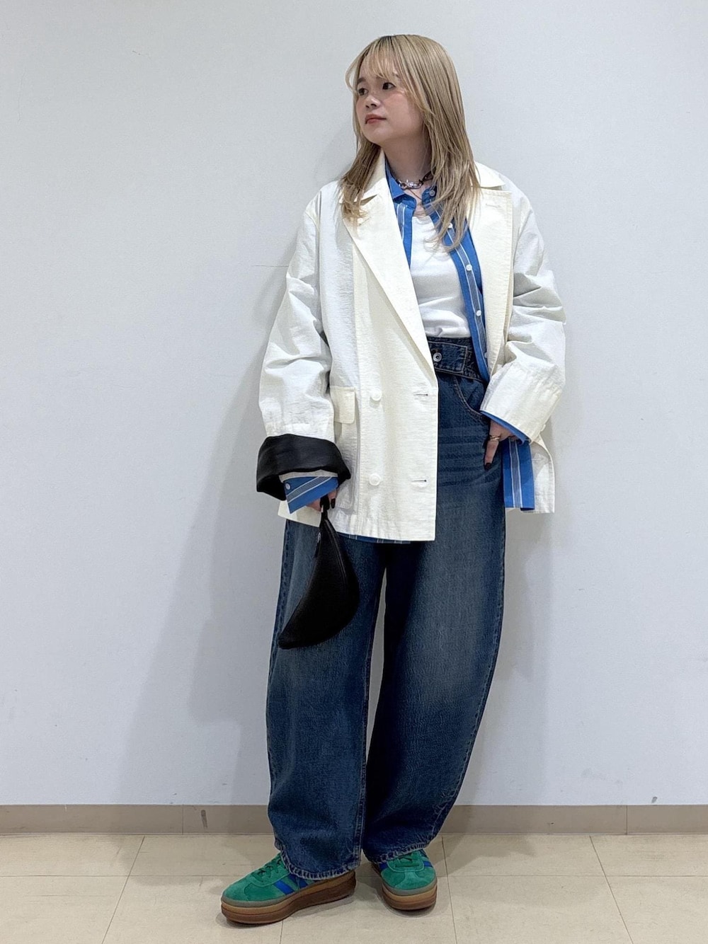 ブルー系のシャツ/ブラウス、ホワイト系のテーラードジャケット、ブルー系のデニムパンツを着用したレディースの春コーディネートの1枚目の写真