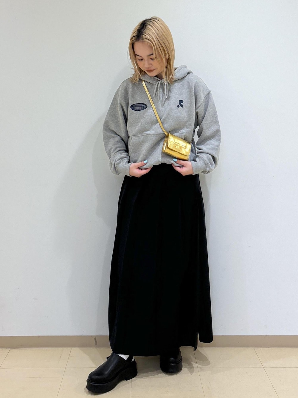 「初秋コーデ、秋コーデ、韓国ファッション、スポーツミックス、ADAM ET ROPÉ、ストレート、ブルべ冬、敏感、高身長、トップス、パーカー、スカート、バッグ、ショルダーバッグ、シューズ」｜「ADAM ET ROPE'のボリュームソールベルトクロッグ（サンダル、ブラック系）」を使った、e.c.8123さん（レディース・160cm）の夏コーディネートの1枚目の写真