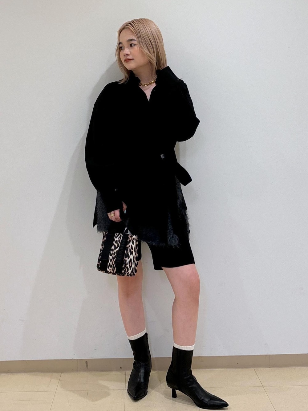 「GANNI、別注、初秋コーデ、モノトーンコーデ、ADAM ET ROPÉ、ストレート、ブルべ冬、敏感、高身長、トップス、シャツ/ブラウス、パンツ、スカート、シューズ、ブーツ」｜「ADAM ET ROPE'のフラッフィーミニスカート（スカート、グレー系）」を使った、e.c.8123さん（レディース・160cm）の秋コーディネートの1枚目の写真