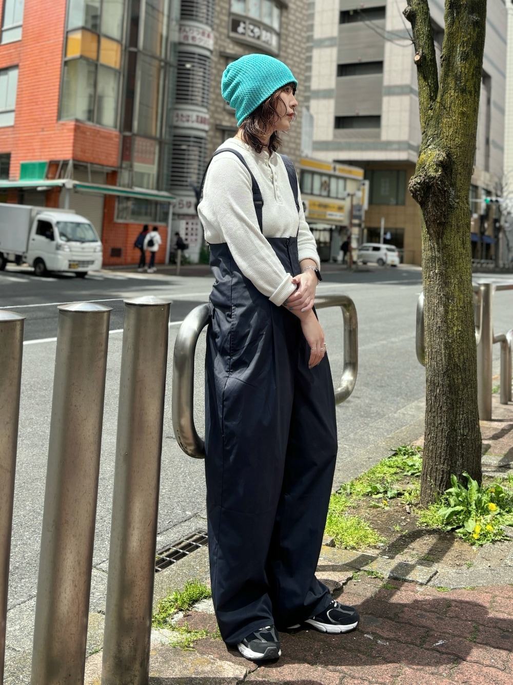 「お出かけコーデ、スニーカー、きれいめカジュアル、オトナカジュアル、シンプルコーデ、カジュアルコーデ、オーバーオール、サロペット、帽子、ビーニー、春コーデ、OVERRIDE」｜「HANNEのサスペンダートラウザー（サロペット/オーバーオール、ブルー系）」を使った、まるさん（レディース・165cm）の春コーディネートの1枚目の写真