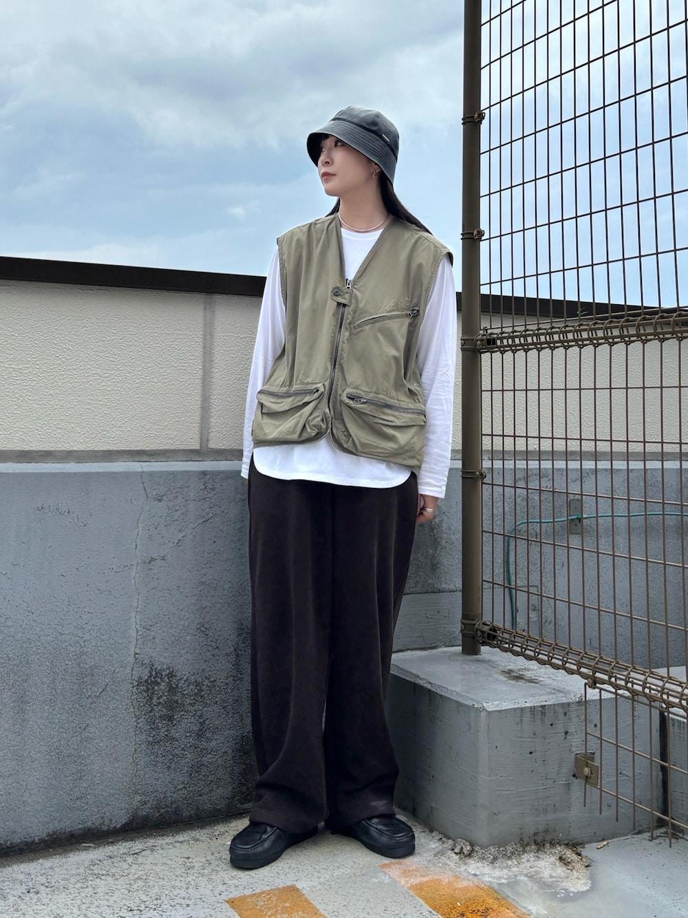 「アウトドアスタイル、カーキ、秋っぽコーデ更新中、ベスト、秋コーデ、スウェット、スウェットパンツ、UNIQLO、バケットハット、帽子、フェイクレザー、OVERRIDE、メンズライク、ノームコア」｜「OVERRIDEのOVERRIDE  FAKE LEATHER GOBHAT SGP / オーバーライド（ハット、ブラック系）」を使った、まるさん（レディース・165cm）の秋コーディネートの1枚目の写真
