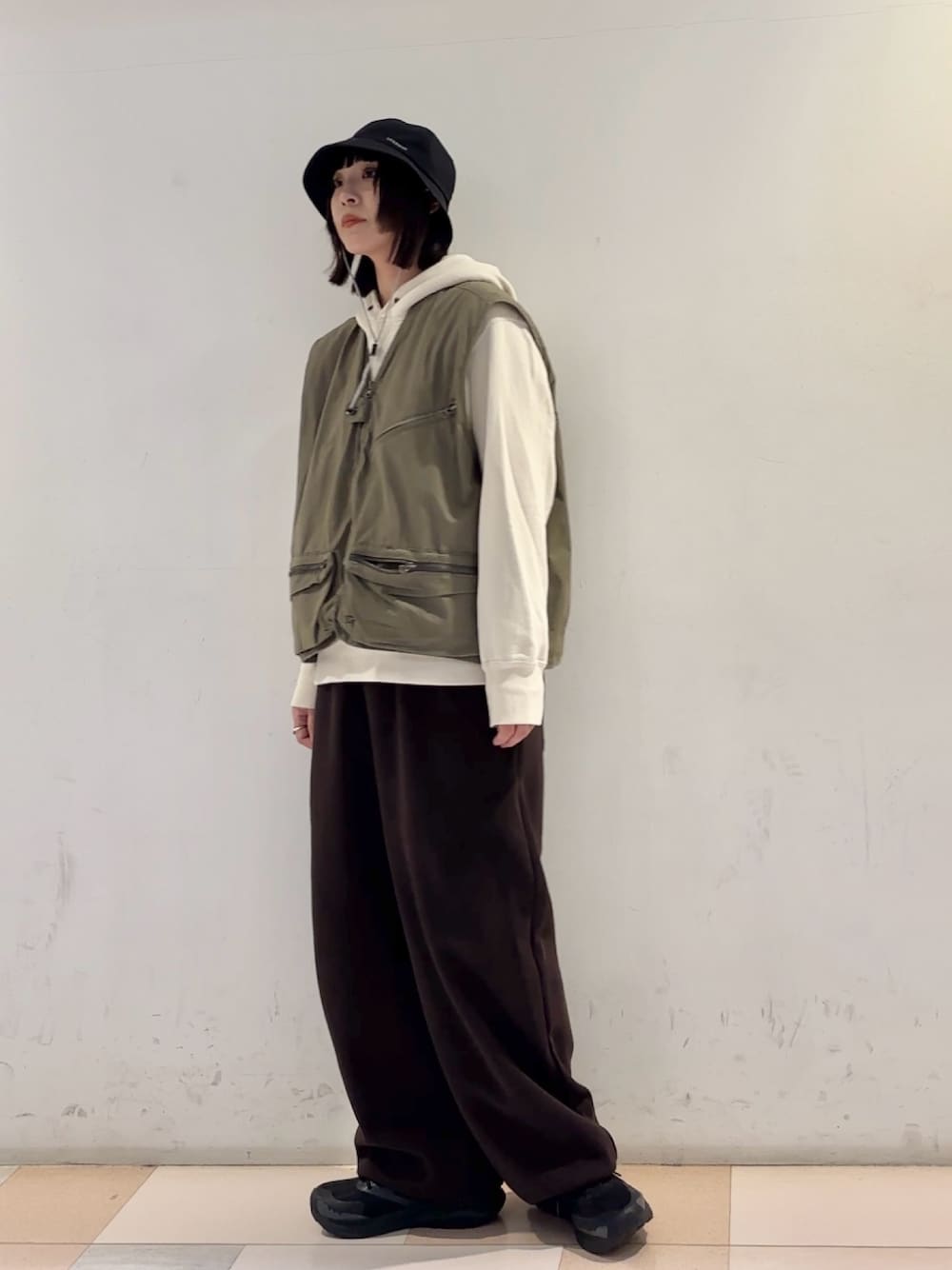 「おしゃ見えテクニック、秋コーデ、お出かけコーデ、スウェット、おしゃれさんと繋がりたい、UNIQLO、カジュアル、メンズライク、ベスト、メトロハット、撥水、OVERRIDE、帽子」｜「OVERRIDEのOVERRIDE  REN WEATHERPROOF HAT / オーバーライド（ハット、ブラック系）」を使った、まるさん（レディース・165cm）の秋コーディネートの1枚目の写真