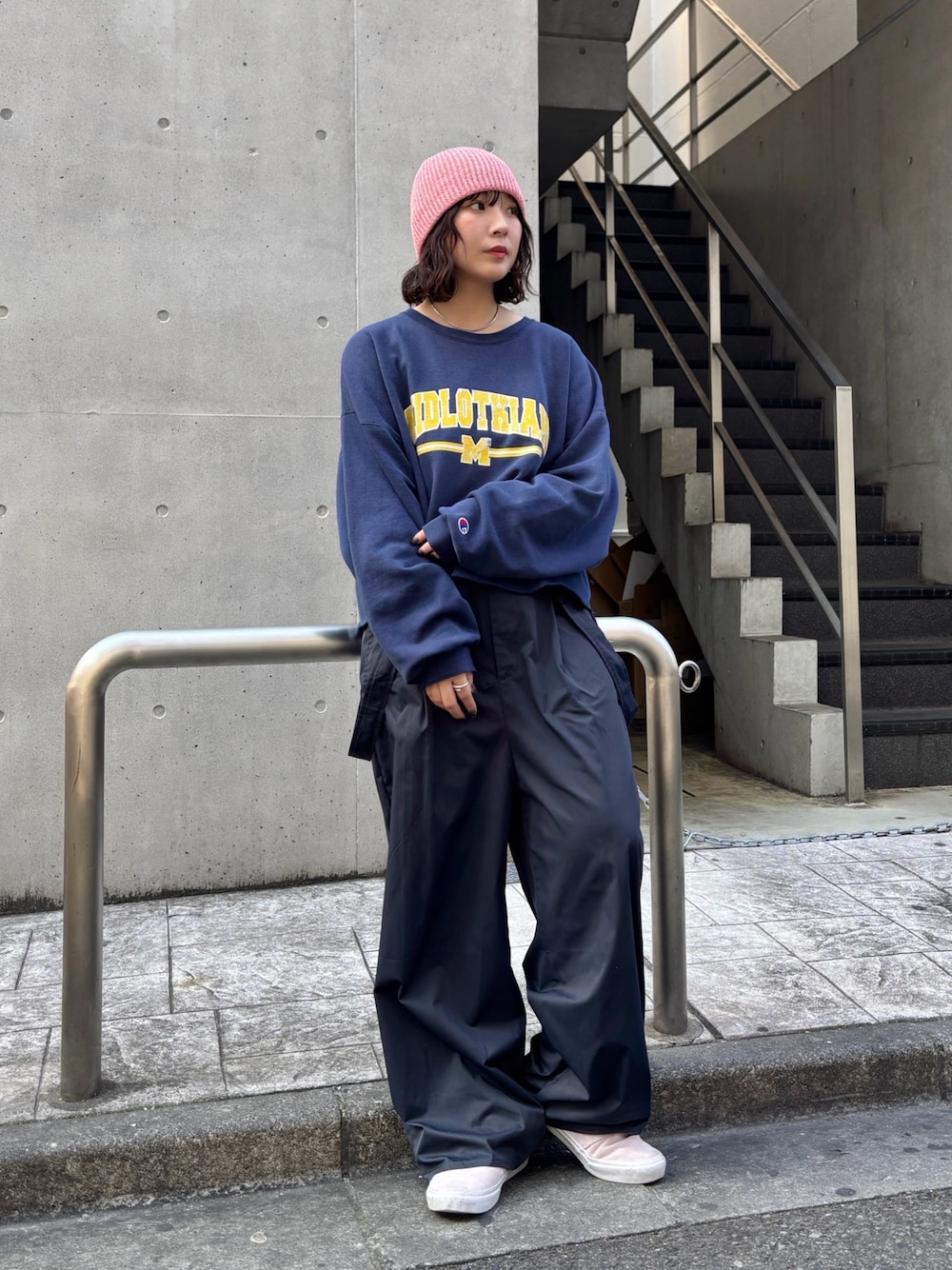 「ニット帽、古着MIX、スニーカー、オトナカジュアル、カジュアル、ビーニー、OVERRIDE、トレーナー、春コーデ、カジュアルコーデ、パンツスタイル」｜「OVERRIDEのOVERRIDE  GIMAMIX SHORT BEANIE SGP / オーバーライド（ニットキャップ/ビーニー、ピンク系）」を使った、まるさん（レディース・165cm）の冬コーディネートの1枚目の写真