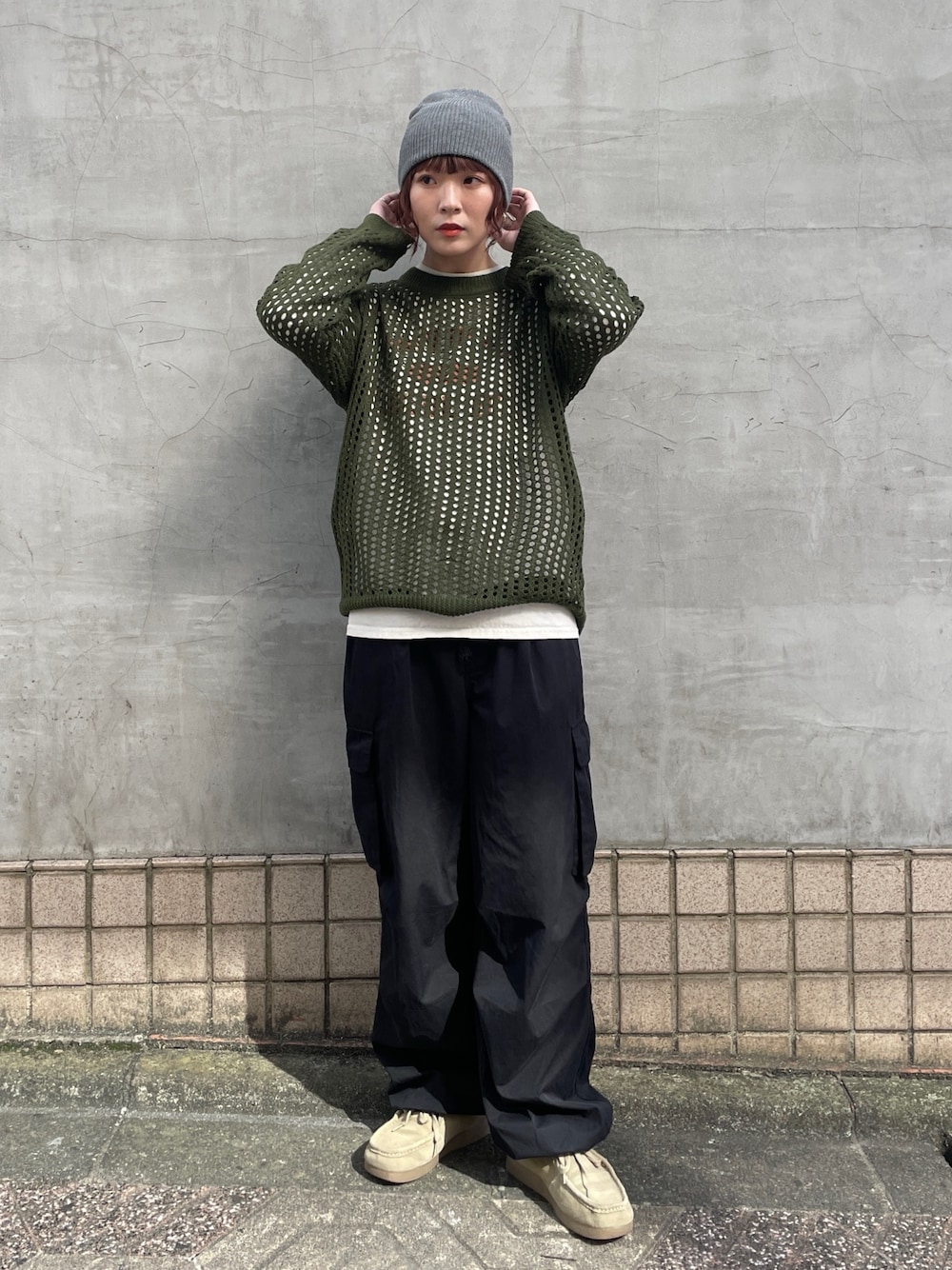 「重ね着ベストシーズン、ニット、ストリート、カーゴパンツ、レイヤードスタイル、おしゃれさんと繋がりたい、ビーニー、ニット帽、グレー、メッシュ、メンズライク、milsa、OVERRIDE、カーキ」｜「WaKsnapのアイテム（ニット/セーター、グリーン系）」を使った、まるさん（レディース・165cm）の秋コーディネートの1枚目の写真
