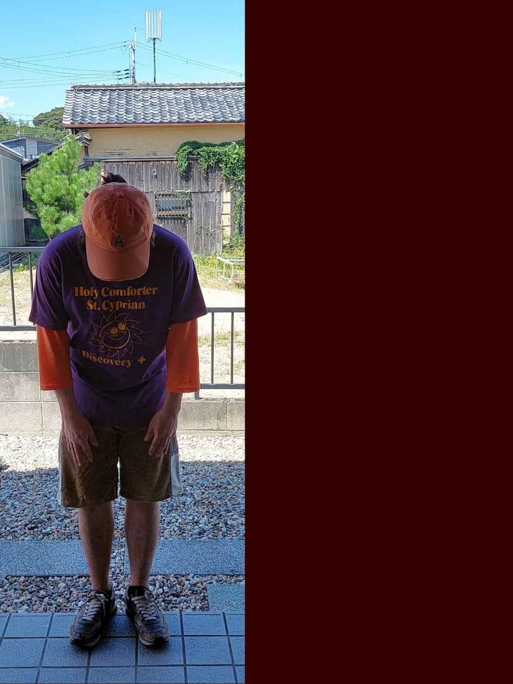 パープル系のTシャツ/カットソー、オレンジ系のTシャツ/カットソー、ブラウン系のその他パンツを着用したメンズの秋コーディネートの1枚目の写真