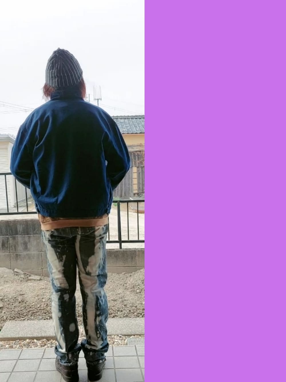 ブルー系のブルゾン、ブラウン系のスウェット、ブラック系のデニムパンツを着用したメンズの冬コーディネートの2枚目の写真