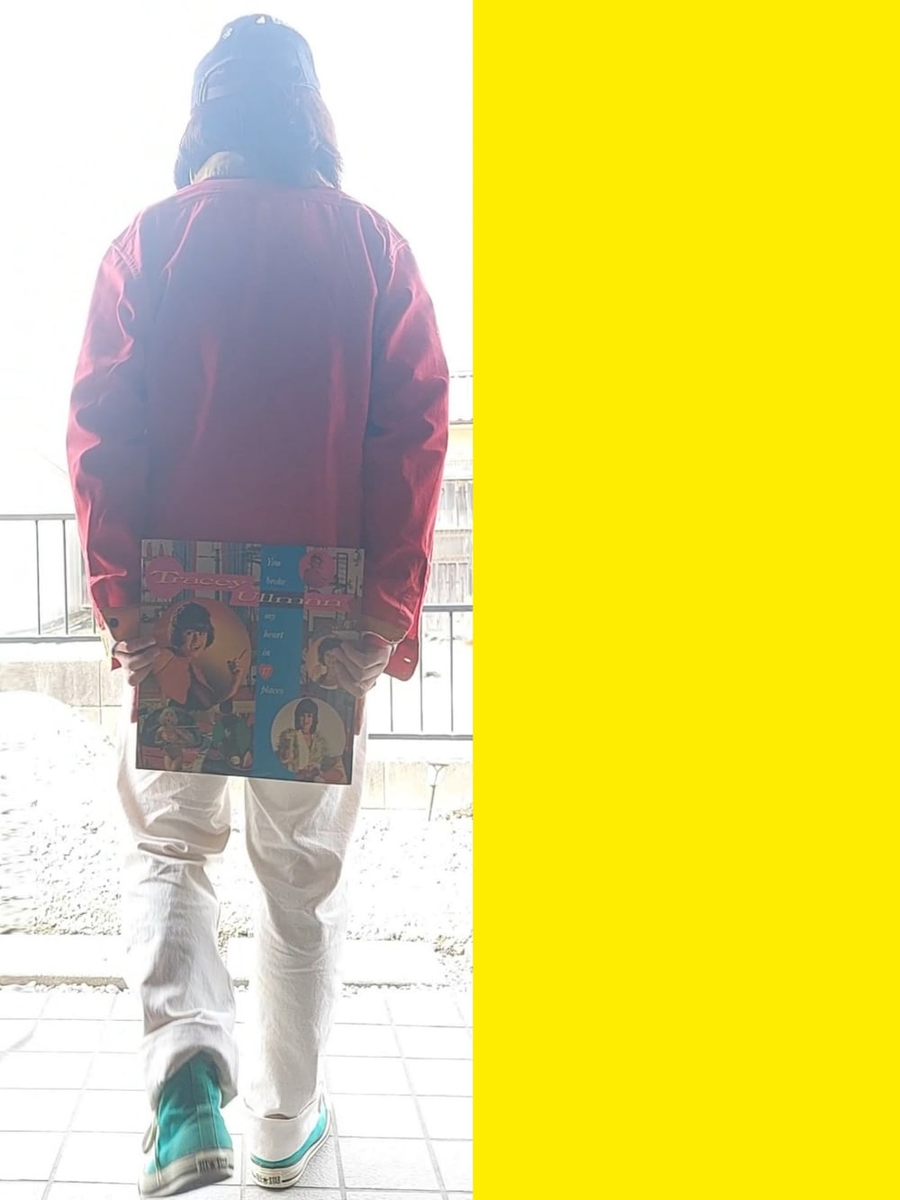 レッド系のシャツ/ブラウス、ブルー系のTシャツ/カットソー、グレー系のTシャツ/カットソーを着用したメンズの春コーディネートの2枚目の写真