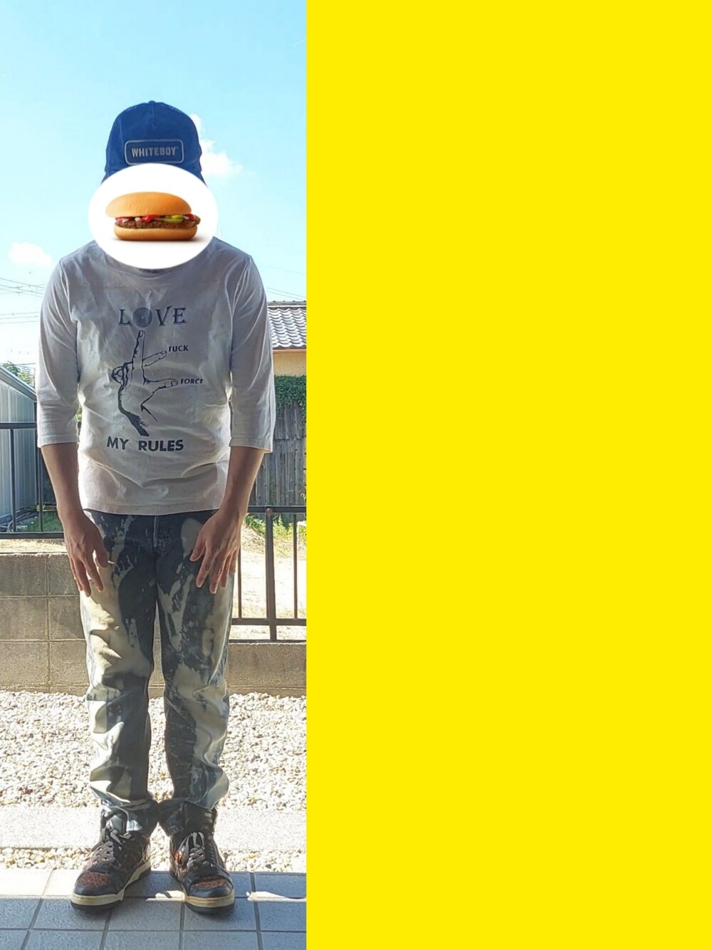 ベージュ系のTシャツ/カットソー、ブラック系のデニムパンツ、ブラック系のスニーカーを着用したメンズの秋コーディネートの1枚目の写真