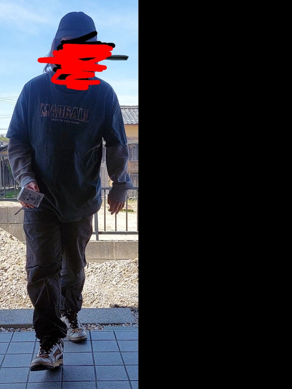ブラック系のTシャツ/カットソー、グレー系のTシャツ/カットソー、ブラック系のカーゴパンツを着用したメンズの春コーディネートの2枚目の写真