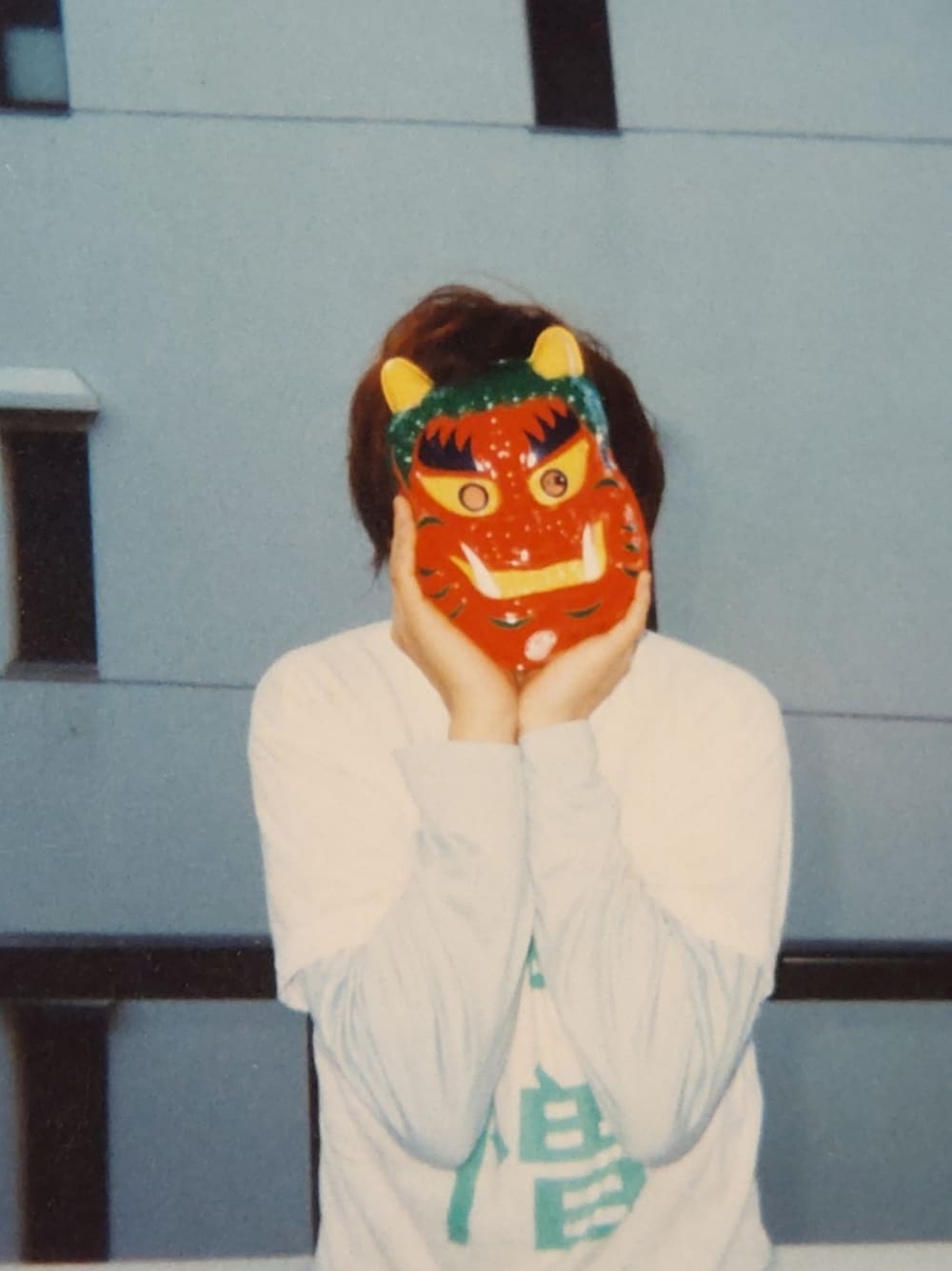 「昔の写真、栄養失調の勃起、アバハウス、重ね着、ストリートコーデ、シンプルコーデ、漢字、漢字Tシャツ、カジカジ、FRUiTS、カスタマ、おばば」｜「栄養失調の勃起のアイテム（Tシャツ/カットソー、ホワイト系）」を使った、Neggyさん（メンズ・165cm）の冬コーディネートの1枚目の写真
