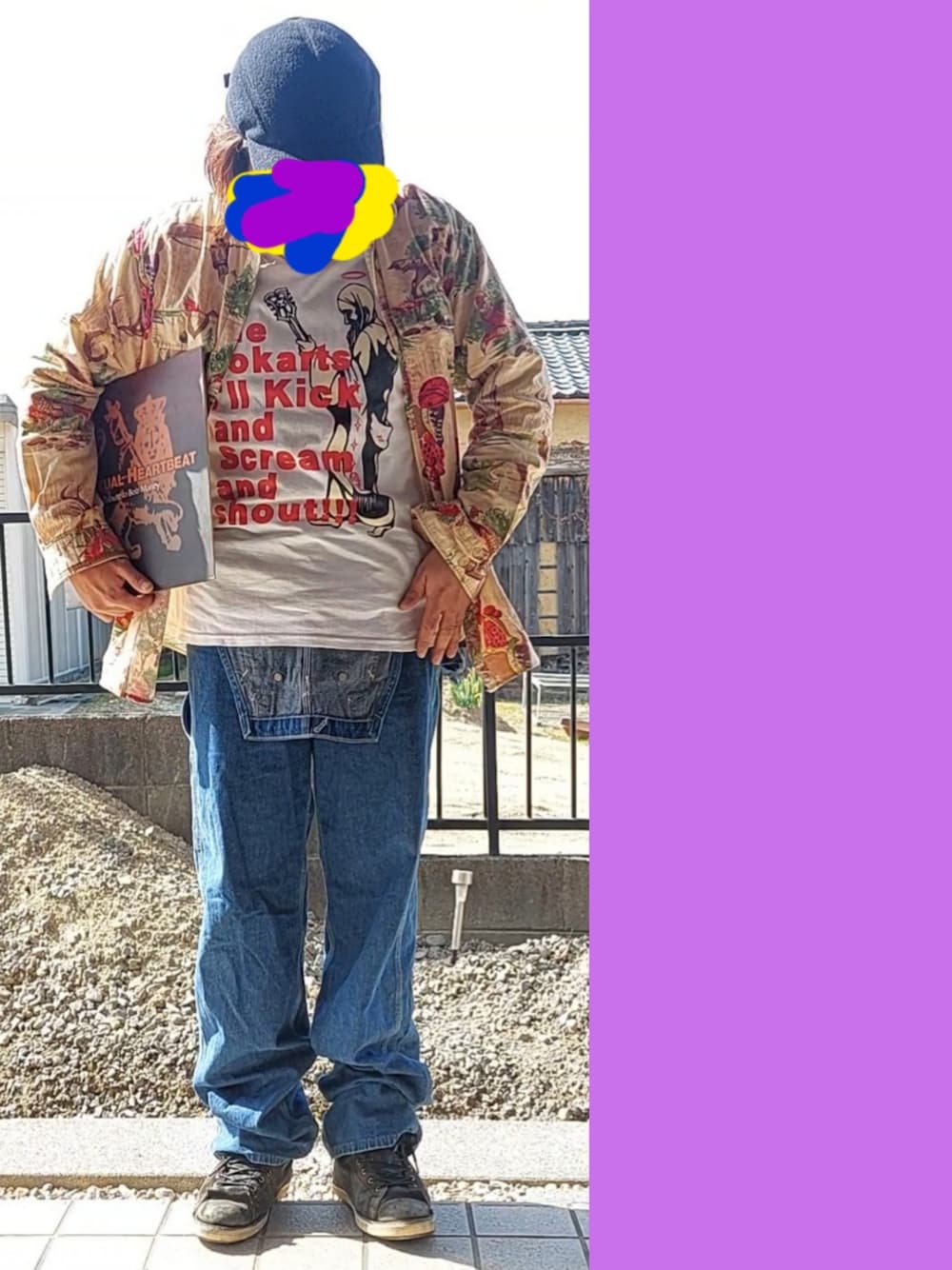 ブラウン系のシャツ/ブラウス、ブルー系のサロペット/オーバーオール、ブラック系のブーツを着用したメンズの春コーディネートの2枚目の写真