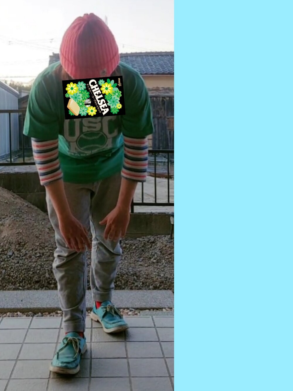 「春コーデ、レイヤードスタイル、レイヤード、帽子重ね着、Tシャツ重ね着、重ね着、ボーダー、デッキシューズ、スエットパンツ、Flogging Molly、CHELSEA」｜「DAISOのアイテム（ニットキャップ/ビーニー、ピンク系）」を使った、Neggyさん（メンズ・165cm）の冬コーディネートの1枚目の写真