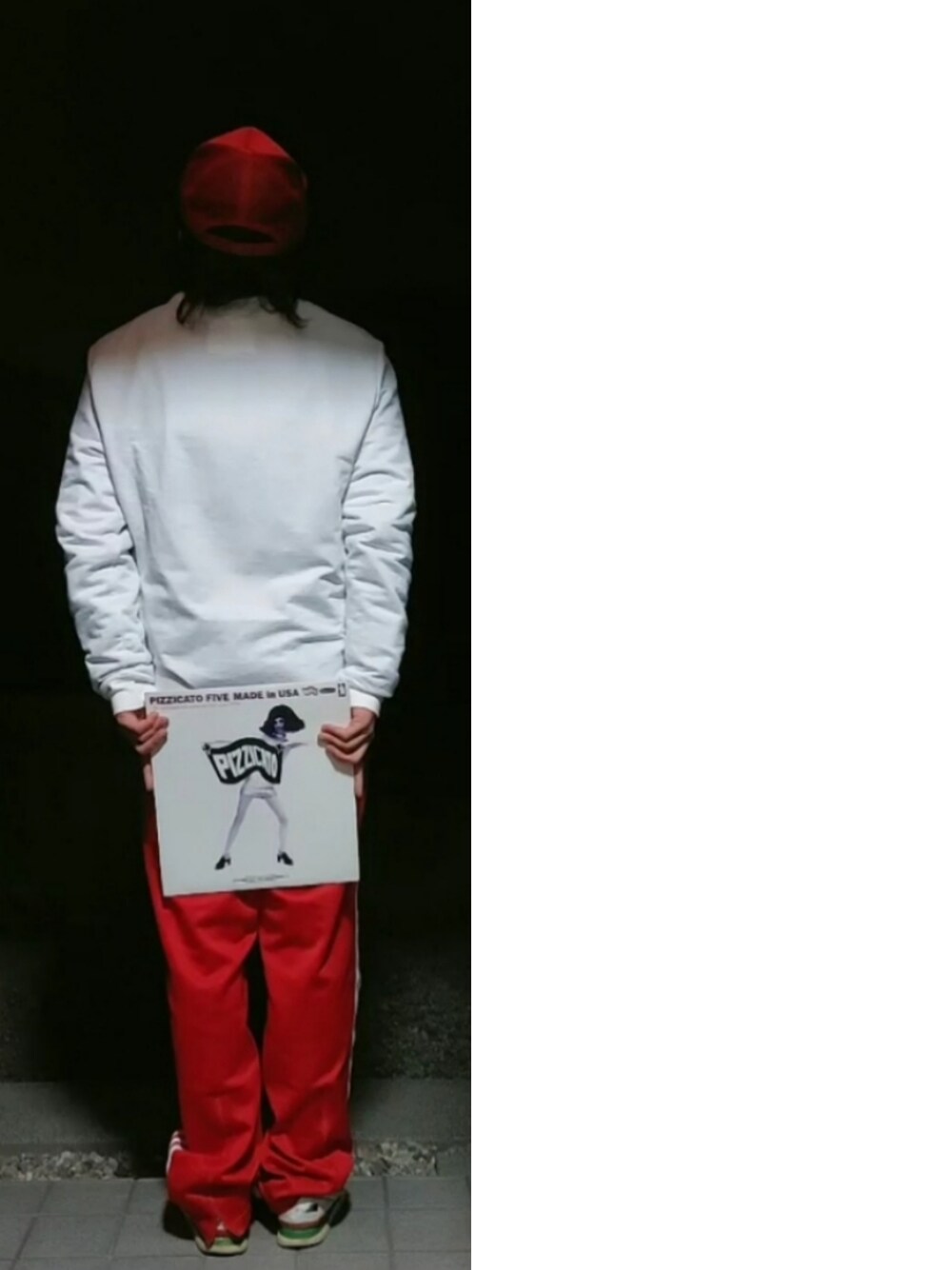 ホワイト系のスウェット、ブラック系のミリタリージャケット、グレー系のTシャツ/カットソーを着用したメンズの冬コーディネートの2枚目の写真