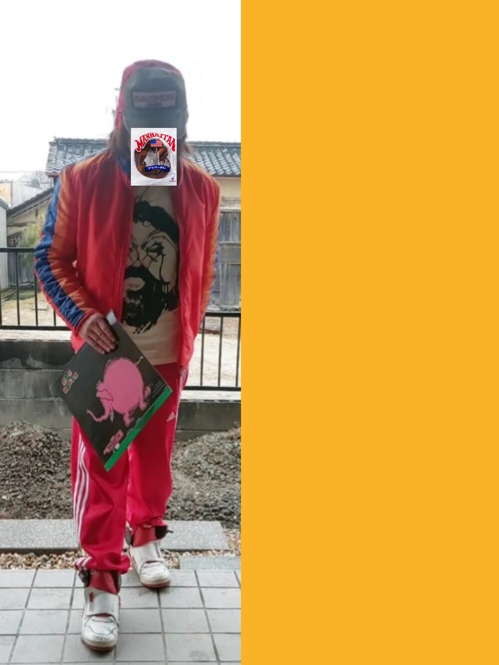 レッド系のナイロンジャケット、イエロー系のTシャツ/カットソー、グレー系のTシャツ/カットソーを着用したメンズの冬コーディネートの1枚目の写真