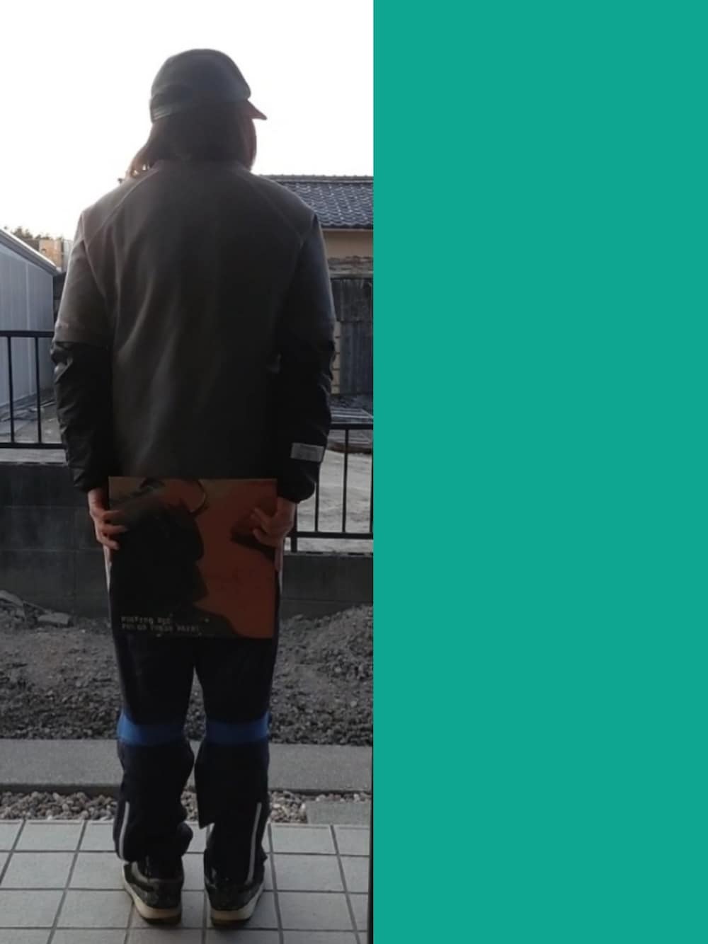 グレー系のスウェット、ブラック系のミリタリージャケット、グレー系のTシャツ/カットソーを着用したメンズの冬コーディネートの2枚目の写真