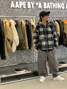 「AAPE BY A BATHING APE（エーエイプバイアベイシングエイプ）のアイテム（パンツ）」を使った、南出 涼太さん（メンズ・170cm）の秋コーディネート