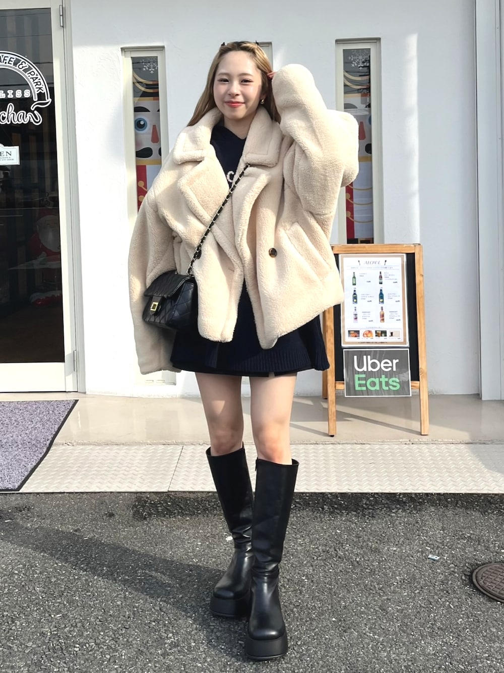 「コート、きれいめカジュアル、レザー、お出かけコーデ、マイベストコーデ2023、ブーツ、ロングブーツ、厚底シューズ、ボアジャケット、ニット、韓国ファッション、クリスマスに着たい服、ホワイトコーデ、冬アウター、休日スタイル」｜「AIC.のテディボアボリュームショートコート（その他アウター、ベージュ系）」を使った、りなてぃさん（骨格ストレート・レディース・150cm）の冬コーディネートの1枚目の写真