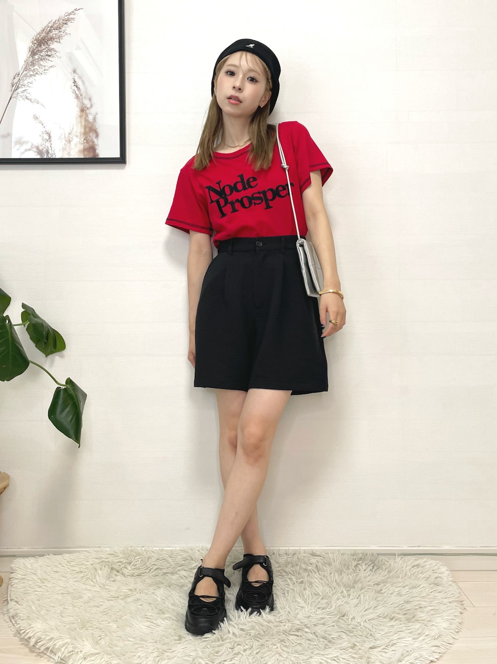 「アツいコーデ全部見せ、夏コーデ、ロゴT、カラー×コーデ、アウトドアスタイル、ショートパンツ、サンダル、厚底シューズ、厚底サンダル、スポーツサンダル、ショルダーバッグ、Tシャツ、ベレー帽、大人カジュアル、カジュアルコーデ」｜「jouetieの【KANGOL】ハンチング（ハンチング/ベレー帽、ブラック系）」を使った、りなてぃさん（骨格ストレート・レディース・150cm）の夏コーディネートの1枚目の写真
